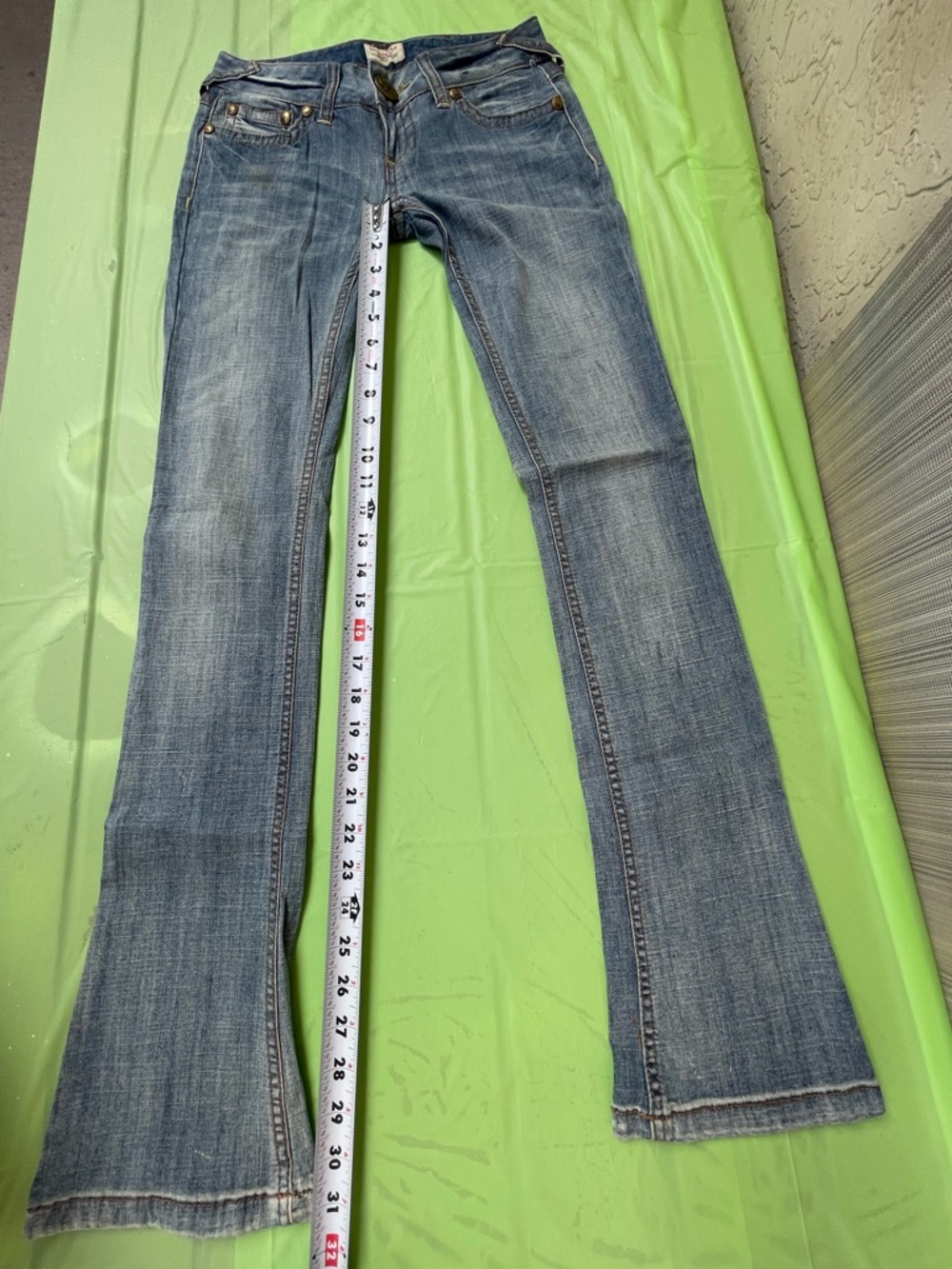 LOW RISE VINTAGE FREE PEOPLE ,BOOT LEG LIGHT WASH JEANS SIZE 24 - Picture 6 of 8